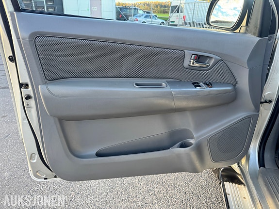 Toyota HiLux 14 of 30