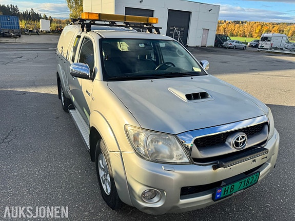 Toyota HiLux 3 of 30
