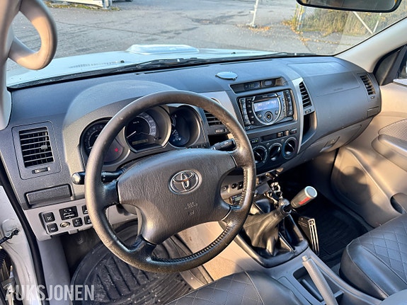 Toyota HiLux 16 of 30