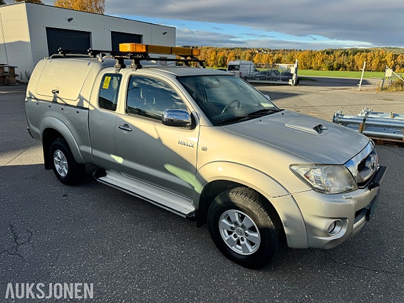 Toyota HiLux 2 of 30
