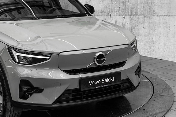 Volvo EX40 2 of 29