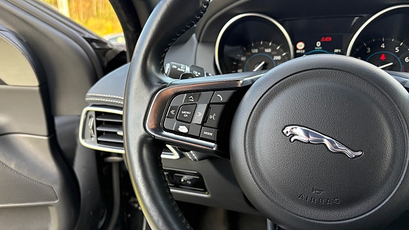 Jaguar XE 23 of 30