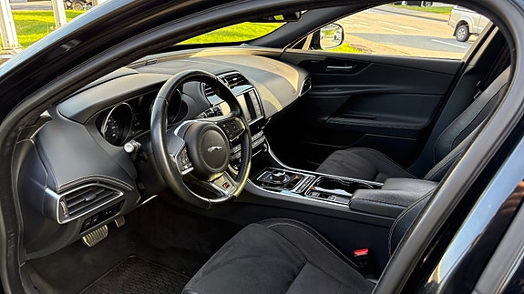 Jaguar XE 19 of 30