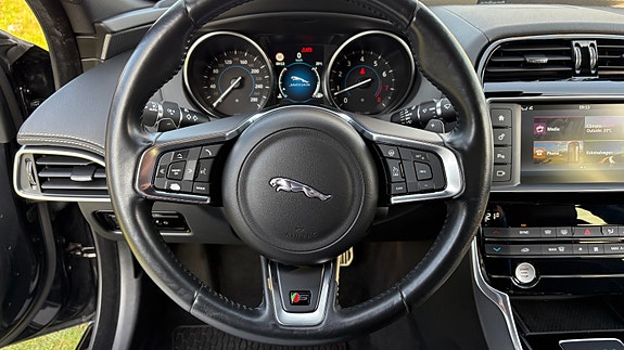 Jaguar XE 21 of 30