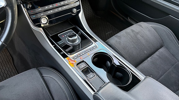 Jaguar XE 26 of 30