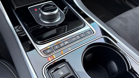 Jaguar XE 27 of 30
