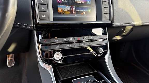Jaguar XE 28 of 30