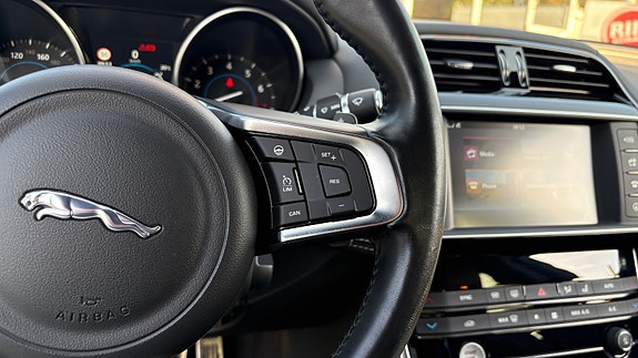 Jaguar XE 22 of 30