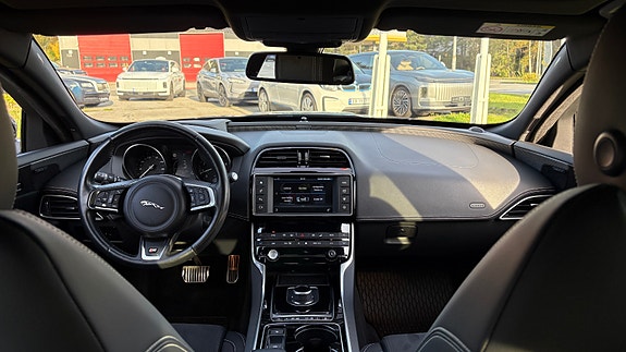 Jaguar XE 20 of 30