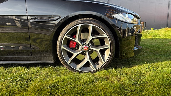 Jaguar XE 11 of 30