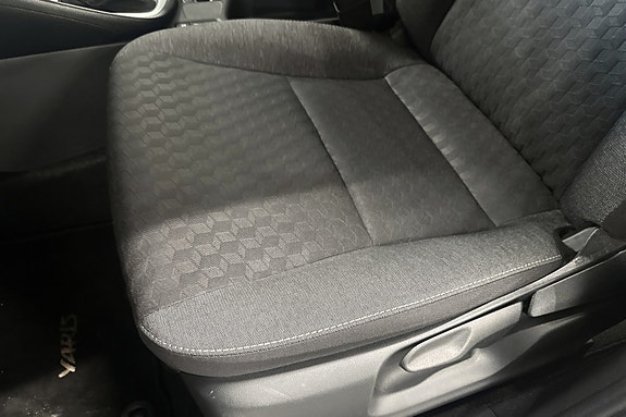 Toyota Yaris 14 of 30