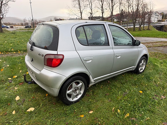 Toyota Yaris 5 of 15