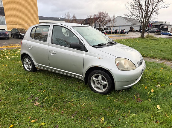 Toyota Yaris 8 of 15