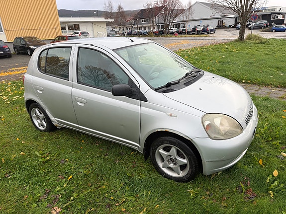 Toyota Yaris 9 of 15