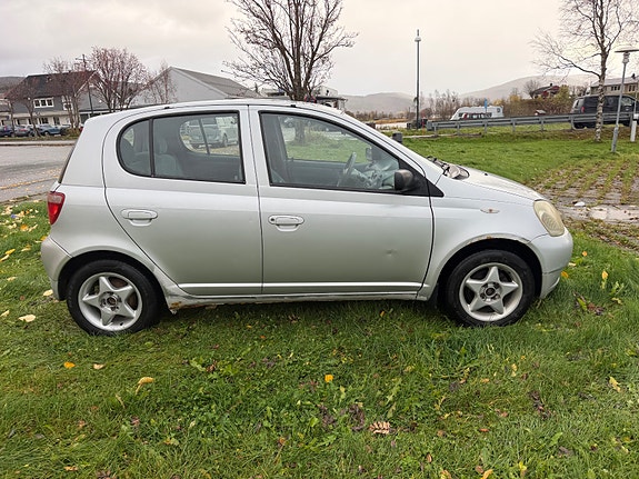 Toyota Yaris 7 of 15