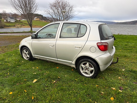 Toyota Yaris 4 of 15
