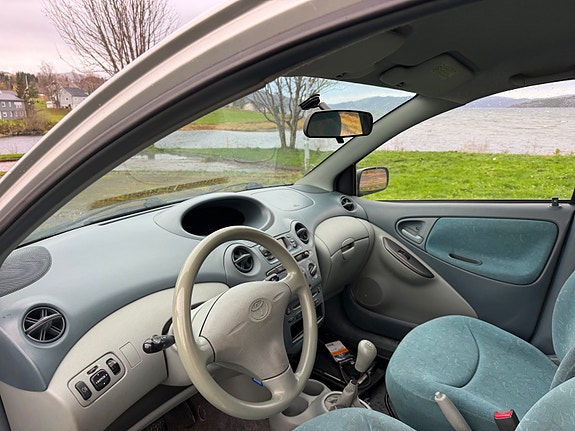 Toyota Yaris 12 of 15