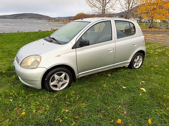 Toyota Yaris 2 of 15