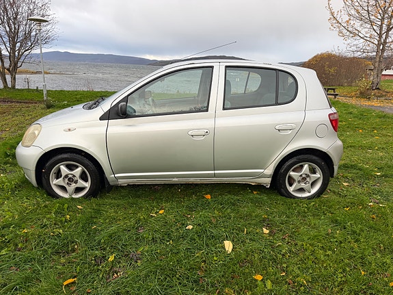 Toyota Yaris 3 of 15