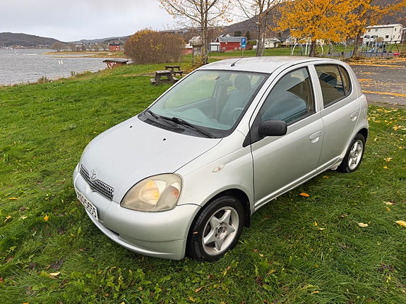 Toyota Yaris 10 of 15