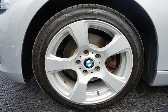 BMW 320i 14 of 30
