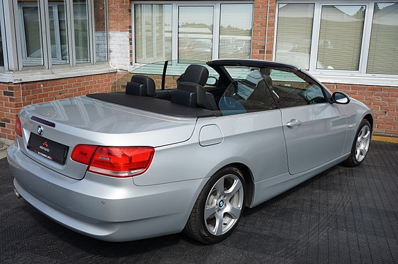 BMW 320i 26 of 30