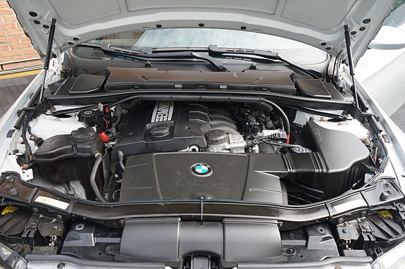 BMW 320i 16 of 30