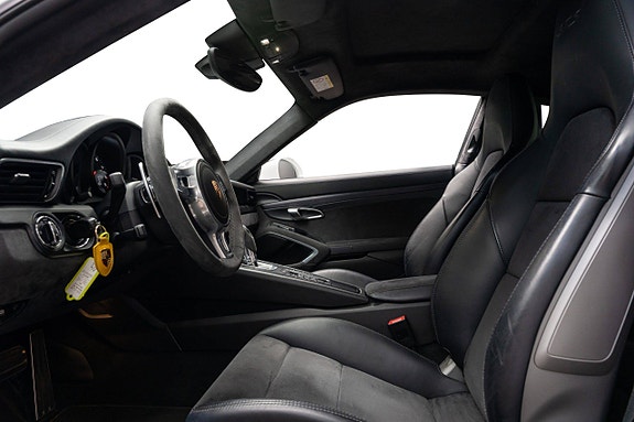 Porsche 911 Carrera 4 GTS 29 of 30