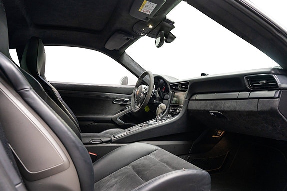 Porsche 911 Carrera 4 GTS 30 of 30