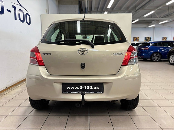 Toyota Yaris 12 of 30
