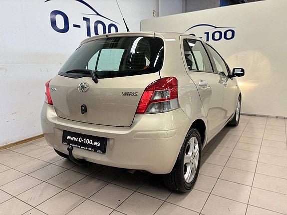 Toyota Yaris 11 of 30