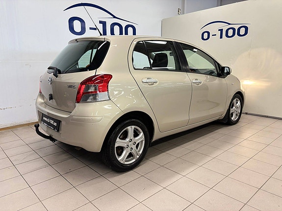 Toyota Yaris 10 of 30