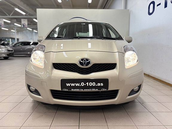 Toyota Yaris 6 of 30