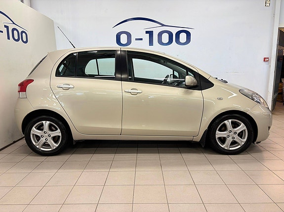Toyota Yaris 5 of 30