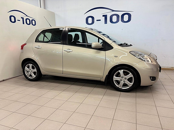 Toyota Yaris 4 of 30