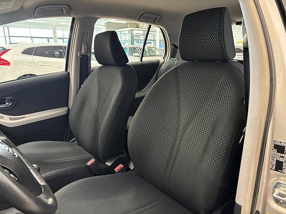 Toyota Yaris 17 of 30