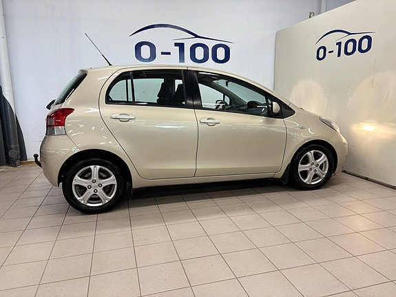 Toyota Yaris 8 of 30