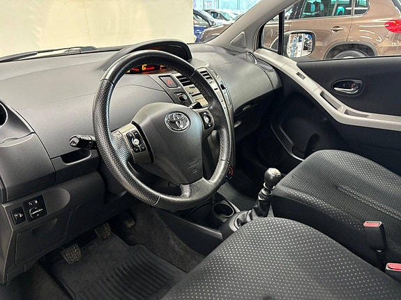 Toyota Yaris 16 of 30