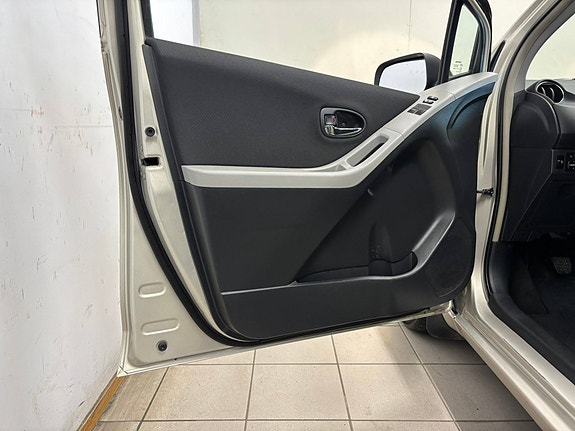 Toyota Yaris 15 of 30
