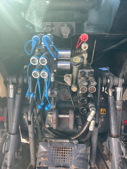 New Holland TS115 turbo 11 of 16