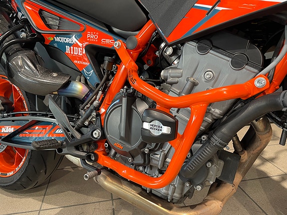 KTM 890 Duke R 8 of 20