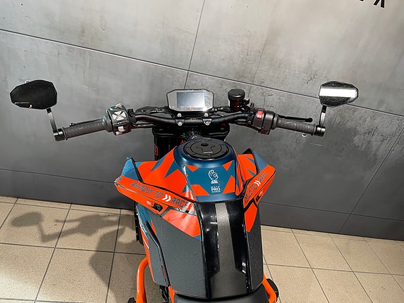 KTM 890 Duke R 12 of 20