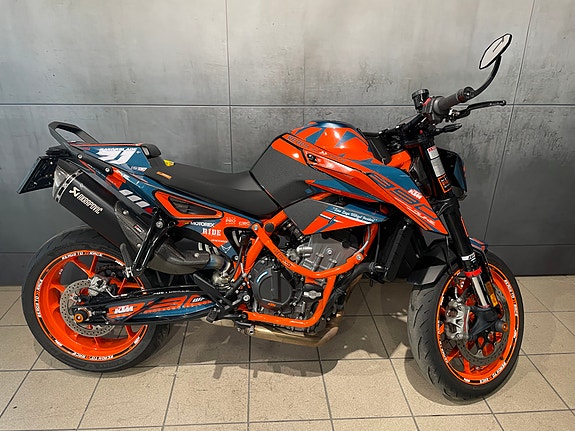 KTM 890 Duke R 3 of 20