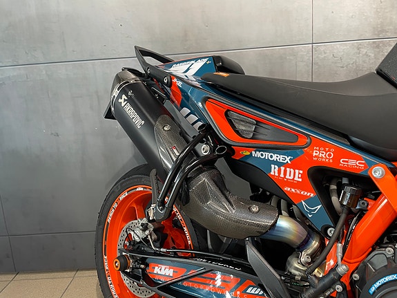 KTM 890 Duke R 7 of 20