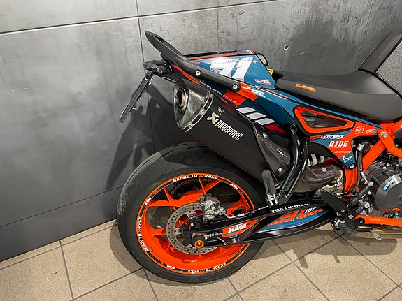 KTM 890 Duke R 20 of 20