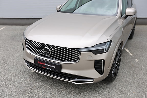 Volvo XC90 2 of 30