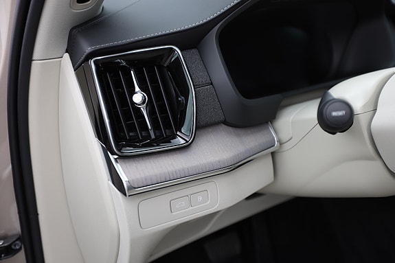 Volvo XC90 9 of 30