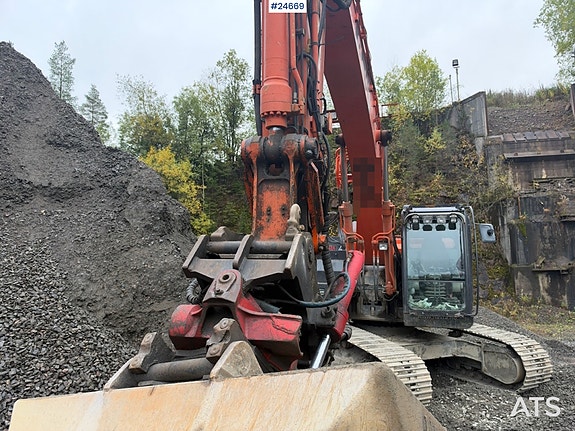Hitachi ZX225USLC-5B Gravemaskin m/ Rototilt og 2 skuffer. 28 of 30