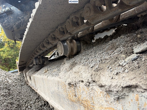 Hitachi ZX225USLC-5B Gravemaskin m/ Rototilt og 2 skuffer. 15 of 30