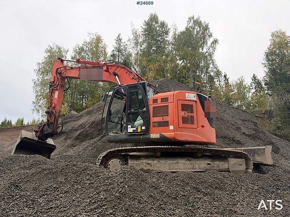 Hitachi ZX225USLC-5B Gravemaskin m/ Rototilt og 2 skuffer. 3 of 30
